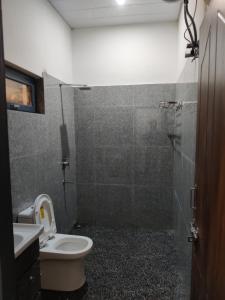 uma casa de banho com um WC, um lavatório e um chuveiro em Oakakhi Stays, private room em Ranikhet