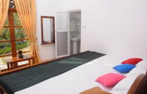 1 dormitorio con 1 cama con 2 almohadas en The Colombo Village en Colombo