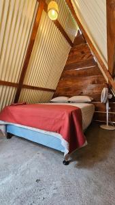 Un pat sau paturi într-o cameră la Glamping El Pájarero