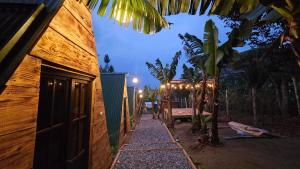 un sentiero che porta a una casa di notte di Glamping El Pájarero a San Juan La Laguna