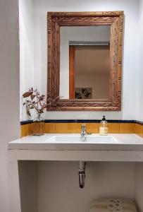 La salle de bains est pourvue d'un lavabo et d'un miroir. dans l'établissement Apartament a Mas l'Erm, à Gérone