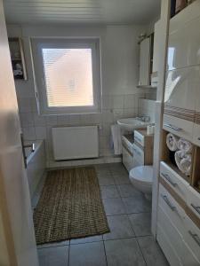 Ένα μπάνιο στο Ferienwohnung Monteurewohnung mit 2 Schlafzimmern,Parkplatz für Großes Fahrzeug vorhanden 8,5m lang