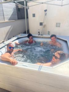 カリーニにあるVilla Eco-Chicのジャグジー浴槽に入る人々