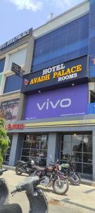 艾哈邁達巴德的住宿－Hotel Avadh Palace RTO Circle Ahmedabad，停在大楼前的一排摩托车