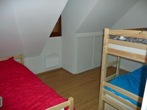 En eller flere senge i et værelse på Bel appartement en duplex