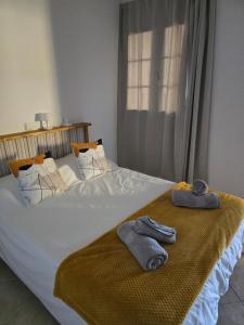 een slaapkamer met een bed met handdoeken erop bij Casa Maday in Cotillo