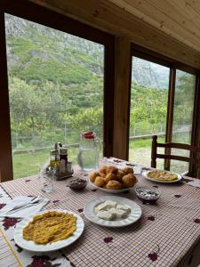 a table with plates of food on top of it at Turi-Selcë 