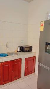 eine Küche mit einer Spüle und einem Kühlschrank in der Unterkunft BG archange in Cotonou