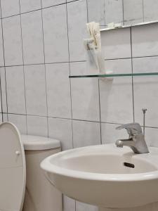 綠島鄉的住宿－宏發民宿，白色的浴室设有水槽和卫生间。
