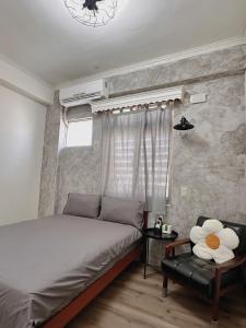 Una cama o camas en una habitación de 綠島-宏發民宿HongFa Homestay