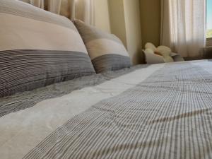 Una cama o camas en una habitación de 綠島-宏發民宿HongFa Homestay