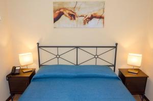 een slaapkamer met een blauw bed en 2 nachtkastjes bij Antico Rione in Caltanissetta