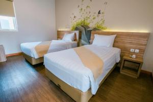 pokój hotelowy z 2 łóżkami w pokoju w obiekcie Three Eight Front One Boutique Batu Malang w mieście Batu