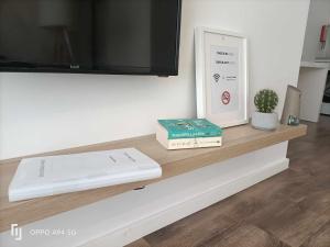 ナザレにあるDani's House - Nazaréの本棚と薄型テレビ +15枚の写真