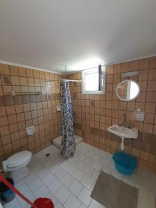 La salle de bains est pourvue de toilettes et d'un lavabo. dans l'établissement Sidari Studios, à Sidari