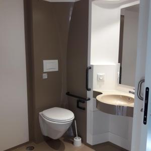 ル・ボワ・プラージュ・アン・レにあるVillage Océaniqueのバスルーム(トイレ、洗面台付)