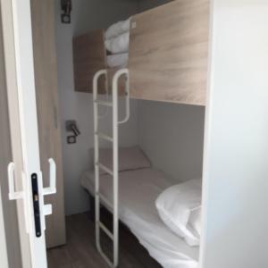 ル・ボワ・プラージュ・アン・レにあるVillage Océaniqueの小さな客室で、二段ベッド1組、はしごが備わります。