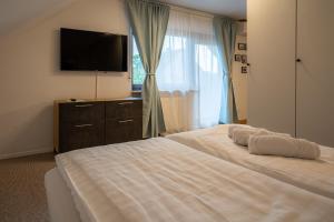 ルストにあるEPA Apartment - France styleのベッドルーム1室(大型ベッド1台、薄型テレビ付)