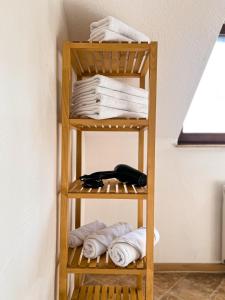 ルストにあるEPA Apartment - France styleの木製タオル掛け(タオル、タオル付) +10枚の写真