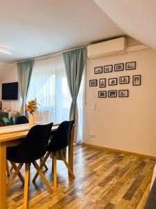 ルストにあるEPA Apartment - France styleのダイニングテーブルと椅子のあるリビングルーム