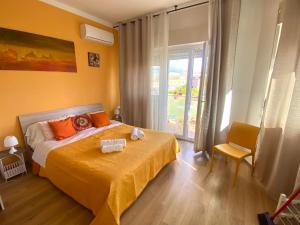 パレルモにあるLeAlbe di Siciliaのベッドルーム1室(ベッド1台、大きな窓付)