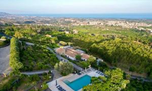 an aerial view of a house with a swimming pool at Talè Restaurant & Suite in Piedimonte Etneo