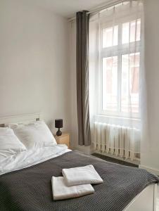 una camera da letto con un letto e due asciugamani di Apartament MONSTERA a Bydgoszcz