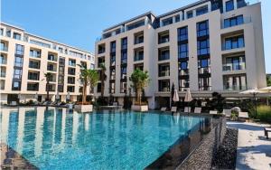 une grande piscine en face d'un bâtiment dans l'établissement ALLURE VARNA studios, à Saints Constantine et Helena