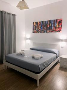 een slaapkamer met een bed in een kamer bij R Home in Ischia