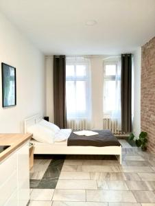 una camera con un letto e due finestre di Apartament MONSTERA a Bydgoszcz