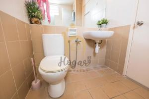 ein Badezimmer mit Toilette und Waschbecken in der Unterkunft Cozy Resort-Feel 3Bedroom-BBQ, Pool, Netflix 10pax in Seri Kembangan + 17 Fotos