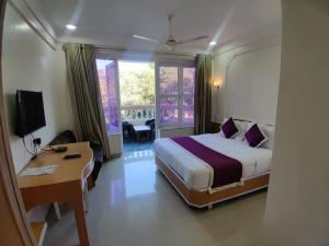 Un pat sau paturi într-o cameră la SAI VALLEY RESORT