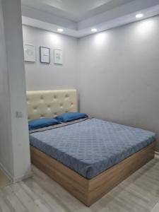 1 dormitorio con 1 cama con colchón azul en Coffee Boom, en Kokshetau