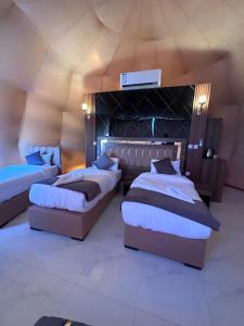 Un ou plusieurs lits dans un hébergement de l'établissement Wadi Rum Grand