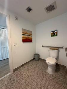 een badkamer met een toilet in een kamer bij Tranquil Miami Rooftop Escape studio apt in Miami