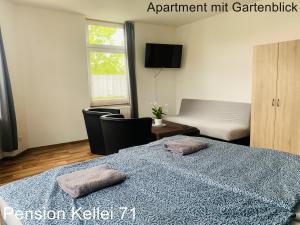ein Schlafzimmer mit einem Bett mit zwei Kissen darauf in der Unterkunft Pension Kellei 71 in Dresden