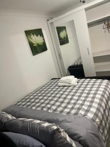 Ein Bett oder Betten in einem Zimmer der Unterkunft 3-bedroom house and sleeps 5