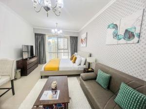 Posezení v ubytování Cosmos Living Cozy Studio Near Dubai Marina