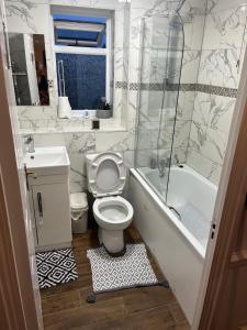 Ein Badezimmer in der Unterkunft 3-bedroom house and sleeps 5