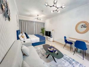 Posezení v ubytování Cosmos Living Cozy Studio Near Dubai Marina