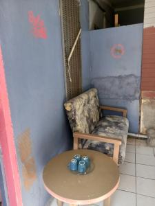 克羅托格的住宿－Amour Sea Side，桌子和椅子