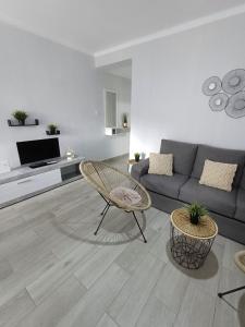 sala de estar con sofá y mesa en Sherryhouse, en Jerez de la Frontera