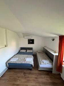 1 dormitorio con 2 camas y ventana en Sport Hostel Cluj, en Cluj-Napoca