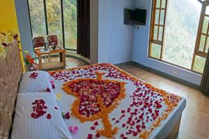 Ένα ή περισσότερα κρεβάτια σε δωμάτιο στο Goroomgo Divine Hills Shimla -Natural Landscape & Mountain View - With Parking Facilities