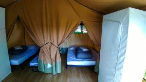 um quarto com duas camas numa tenda em Camping Larribal em Millau