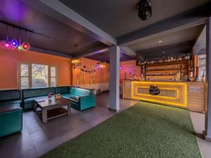 un soggiorno con mobili verdi e un tappeto verde di Delhi Height Kasol - Cafe and Hotel a Kasol