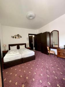 Postel nebo postele na pokoji v ubytování Лондонъ - къща за гости / London - guest house