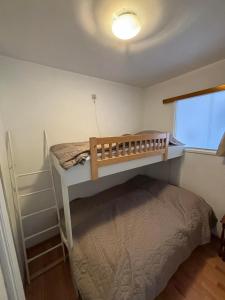 - une petite chambre avec des lits superposés et une fenêtre dans l'établissement Monte-Carlo, à Coxyde