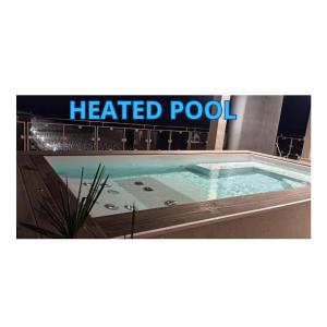 una piscina riscaldata in un edificio con un cartello della piscina riscaldata di Boutique Hotel Bali a Lido di Jesolo