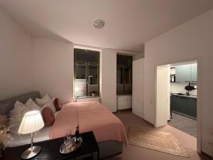 1 dormitorio con 1 cama y 1 mesa con lámpara en Strassi 1, en Plauen